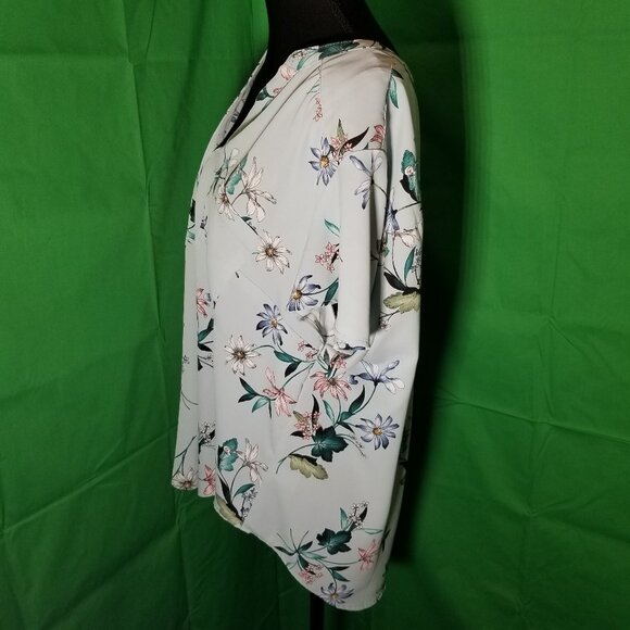 Torrid Top Plus Size 0 Harper Blue Floral V Neck Pockets Flutter Sleeves Office - Picture 2 of 7